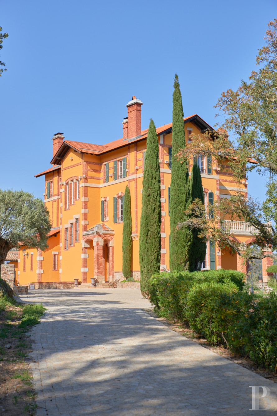 Dans le Var, sur la commune de Sainte-Maxime, une villa d’inspiration italienne dominant l’horizon jusqu’à la mer - photo  n°6